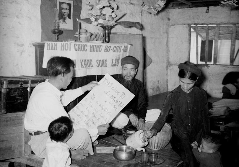 1956年春节初一，家家户户都集聚一堂，聆听胡志明主席发表的春节贺词。越通社资料图