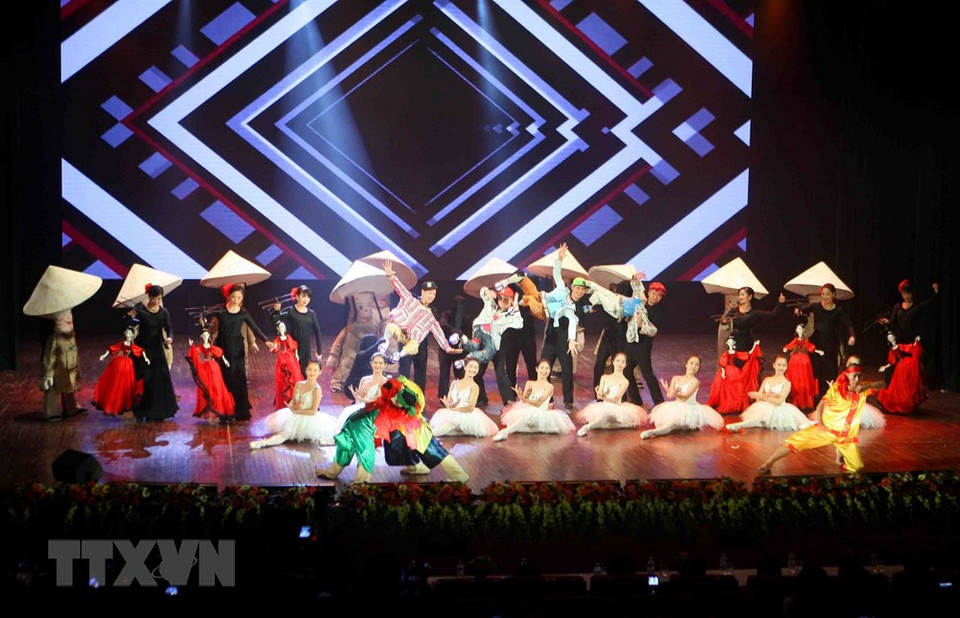 联欢会上的木偶戏节目。越通社记者 青松 摄