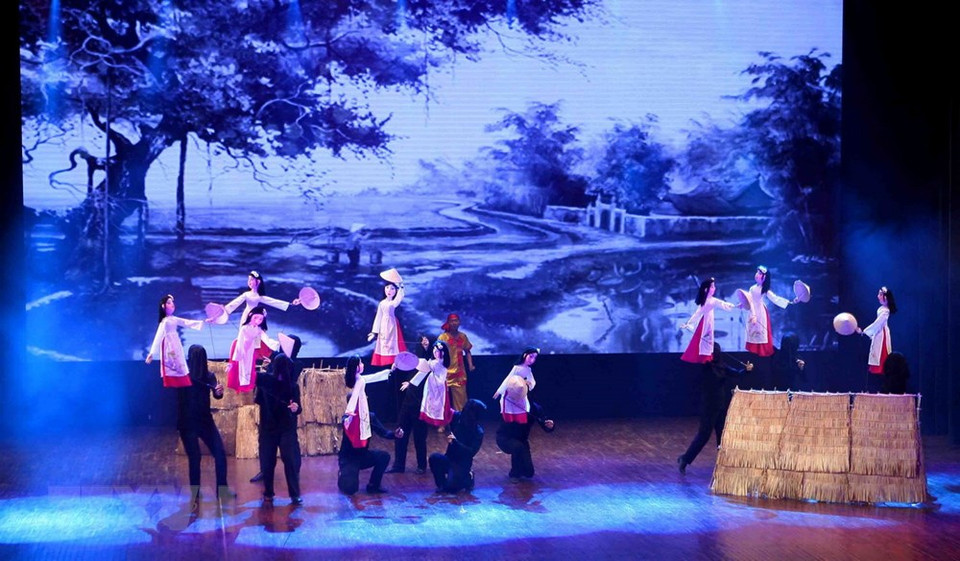 联欢会上的木偶戏节目。越通社记者 青松 摄