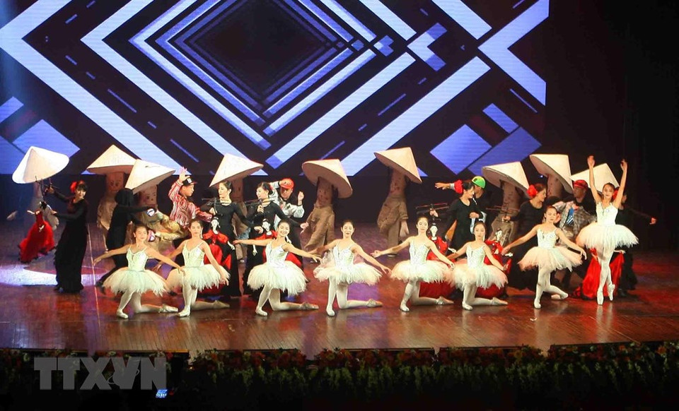 联欢会上的木偶戏节目。越通社记者 青松 摄