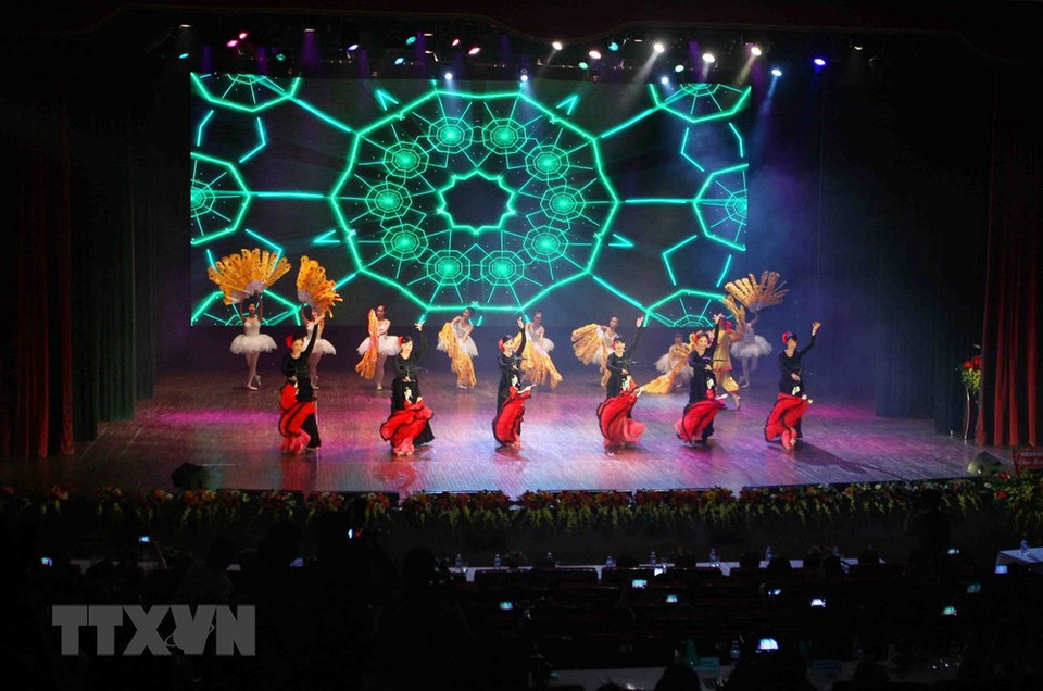 联欢会上的木偶戏节目。越通社记者 青松 摄