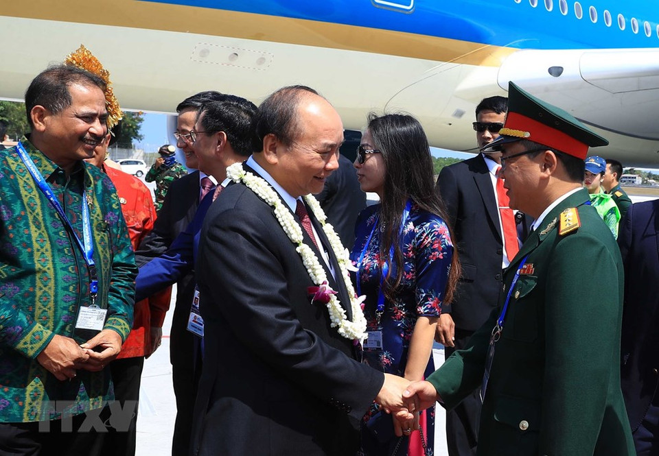 印尼领导代表到机场迎接阮春福一行。越通社记者 统一 摄