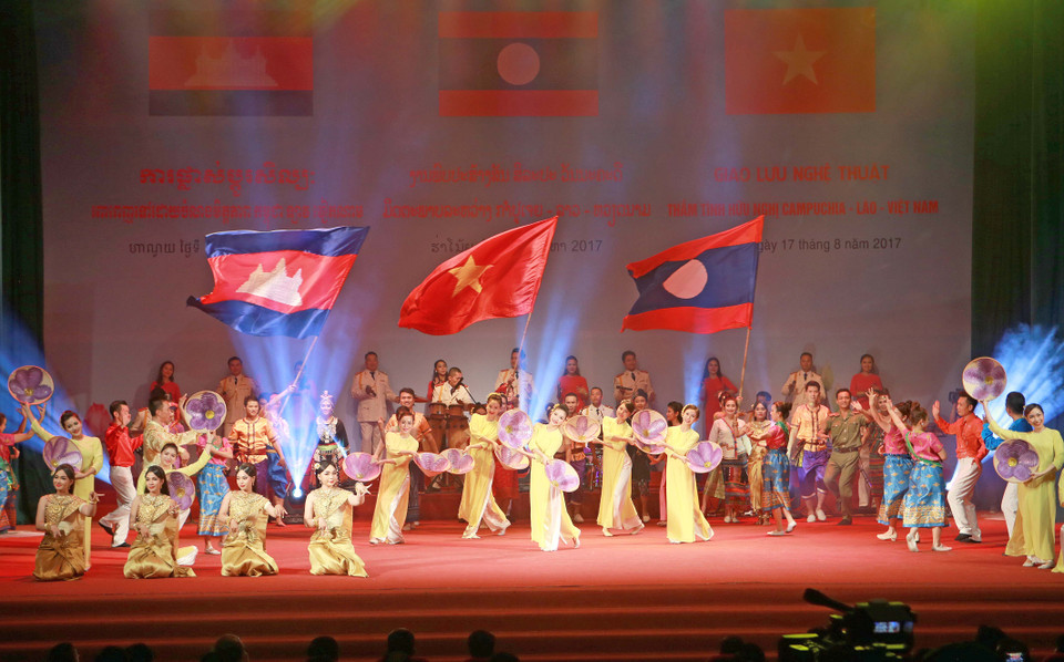 “越老柬三国深浓友谊”艺术交流活动的表演节目。（图片来源：越通社）