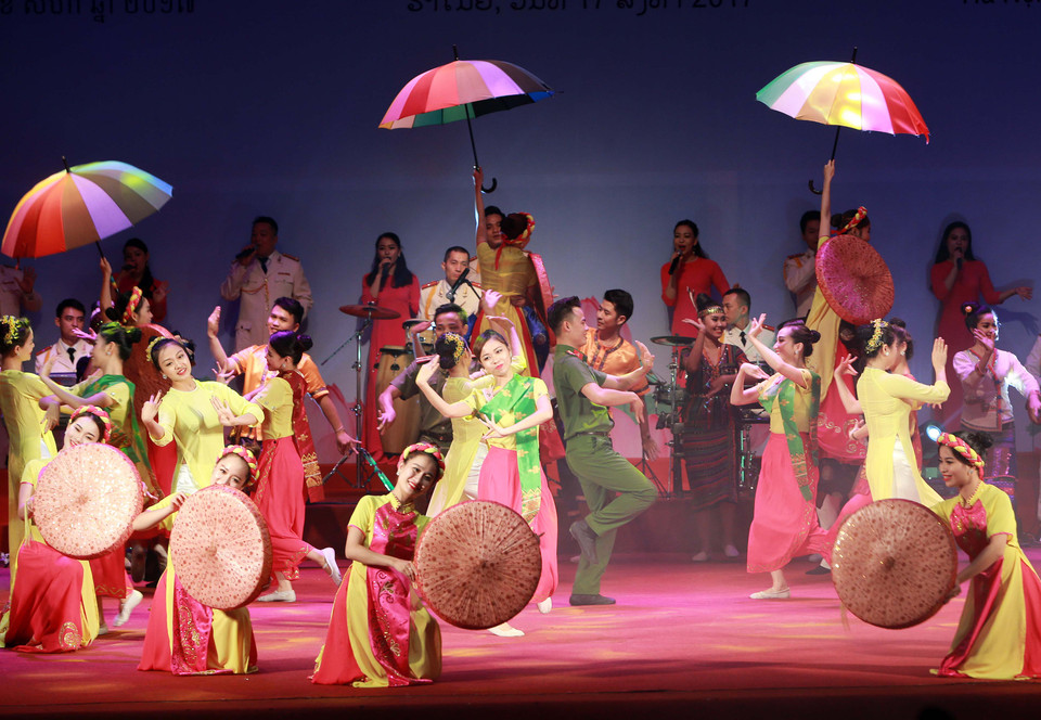 “越老柬三国深浓友谊”艺术交流活动的表演节目。（图片来源：越通社）