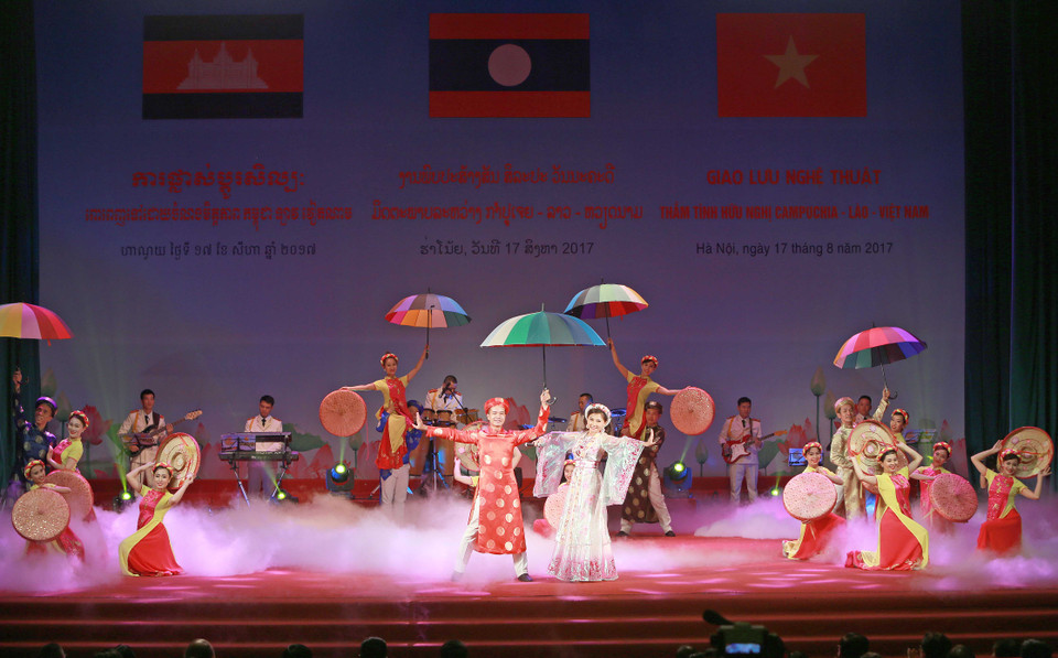 “越老柬三国深浓友谊”艺术交流活动的表演节目。（图片来源：越通社）