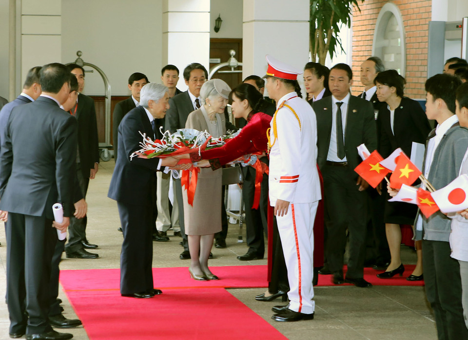 越南人民向日本天皇和皇后送上鲜花（图片来源：越通社）