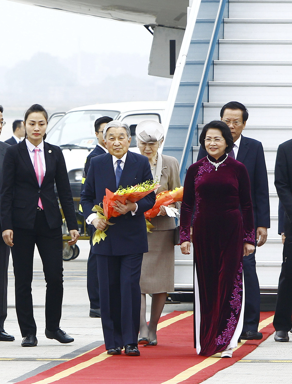 越南国家副主席邓氏玉盛前往机场迎接日本天皇和皇后（图片来源：越通社）