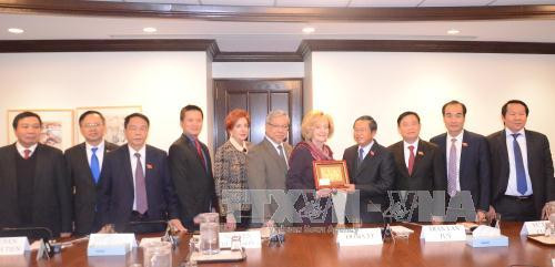 越南国会代表团与参院外事与国际贸易委员会主席Raynell Andreychuk合影（图片来源：越通社）