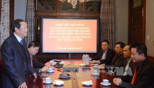 越南国会副主席杜伯巳探访越南驻加拿大大使馆（图片来源：越通社）