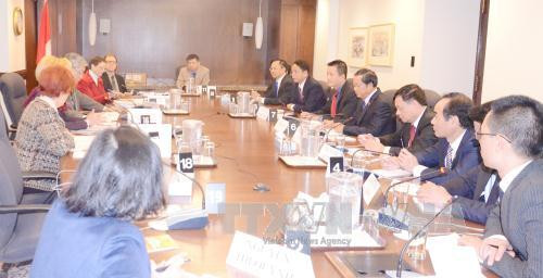 越南国会代表团与参院外事与国际贸易委员会主席Raynell Andreychuk举行会谈（图片来源：越通社）