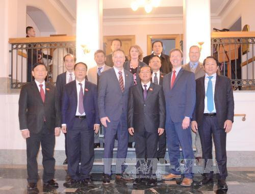 越南国会代表团与加拿大众议院国防安全委员会主席斯蒂芬·付和尔合影（图片来源：越通社） 