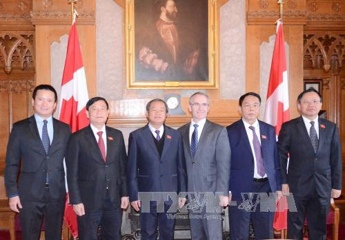 越南国会​代表团与加拿大众议院副议长布鲁斯‧萨通（图片来源：越通社） 