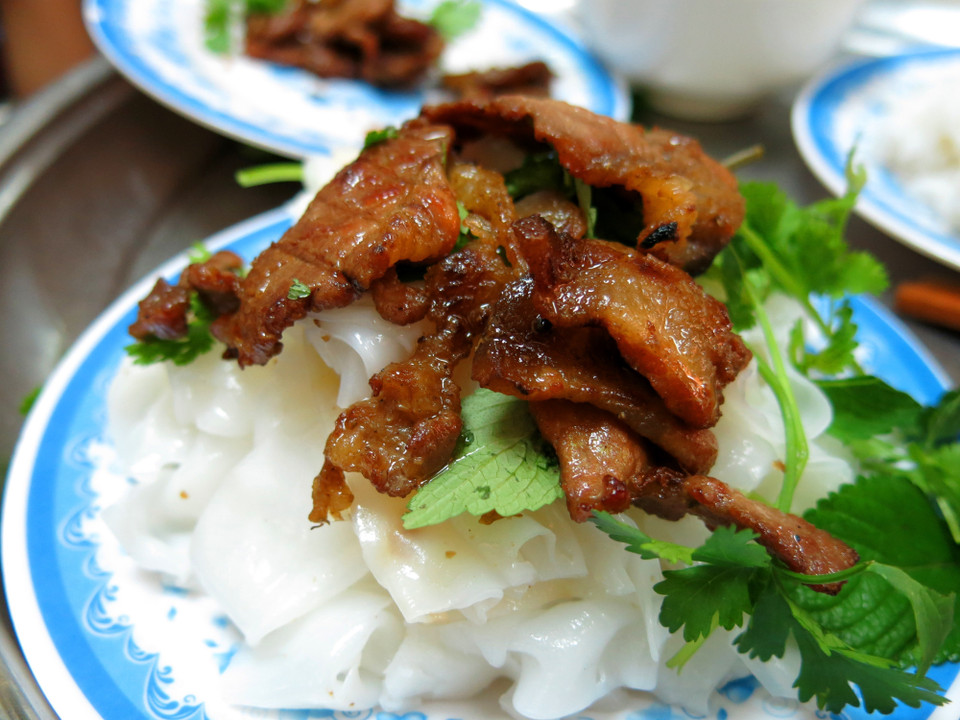 各家的蘸料都各有秘诀，包含酸、甜、咸、辣四味。主要原料是鱼露、辣椒段、盐、味精、胡椒等，有些也会放一些越南火腿、青木瓜或香菜。图自 越通社