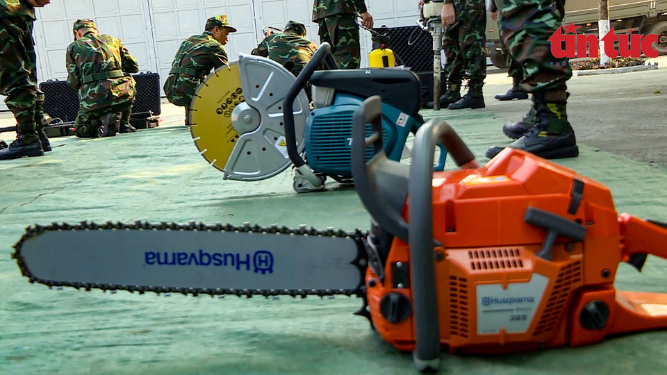 电锯和液压剪是必不可少的器材。图自 越通社