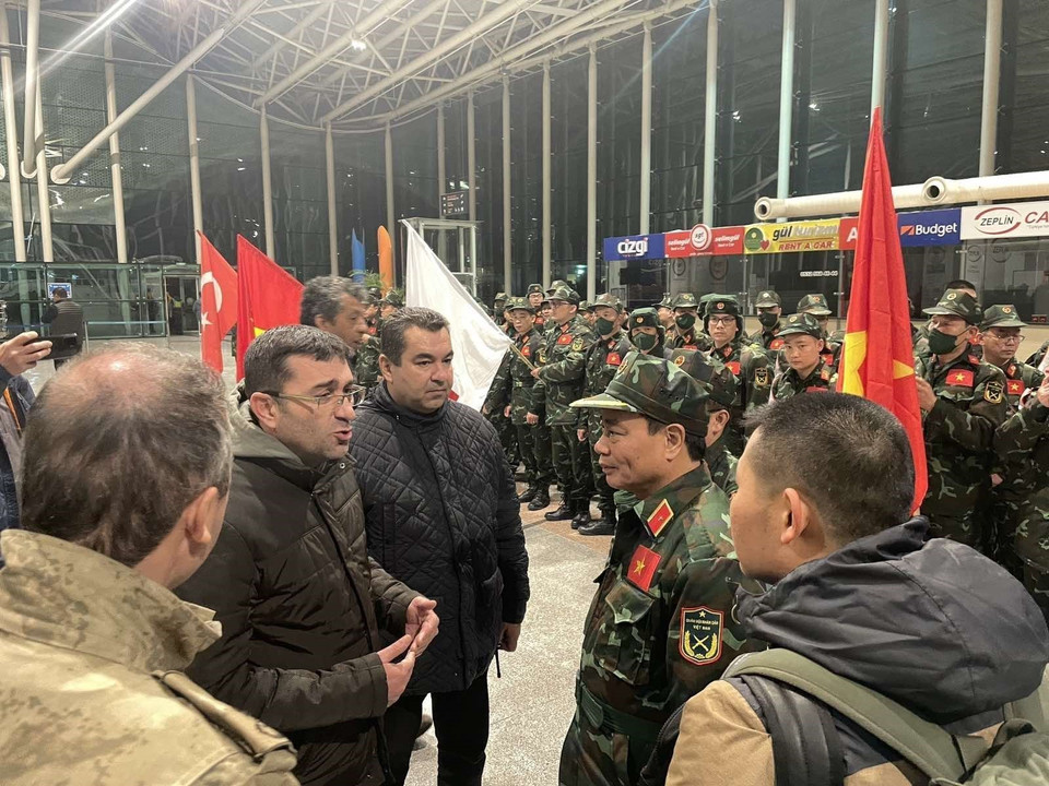 越南国家自然灾害和事故应急处置与搜救委员会常务办公室副主任、救护救难局副局长范文少将同土耳其内政部自然灾害应急管理局代表就当前搜救工作情况交换意见，掌握灾情。图自 越通社