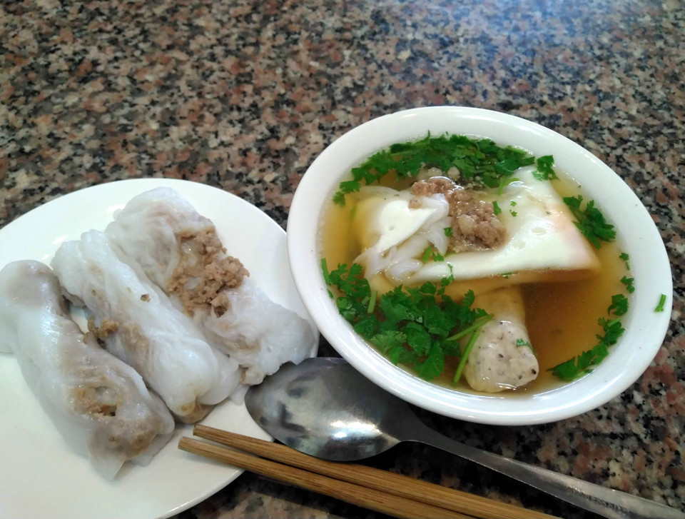 卷饼的烹饪方法为，先用精选大米浸泡后磨或打成米浆，后加入适量米糊搅匀，再通过热锅蒸煮成薄薄的一块块圆形粉片。图自 越通社