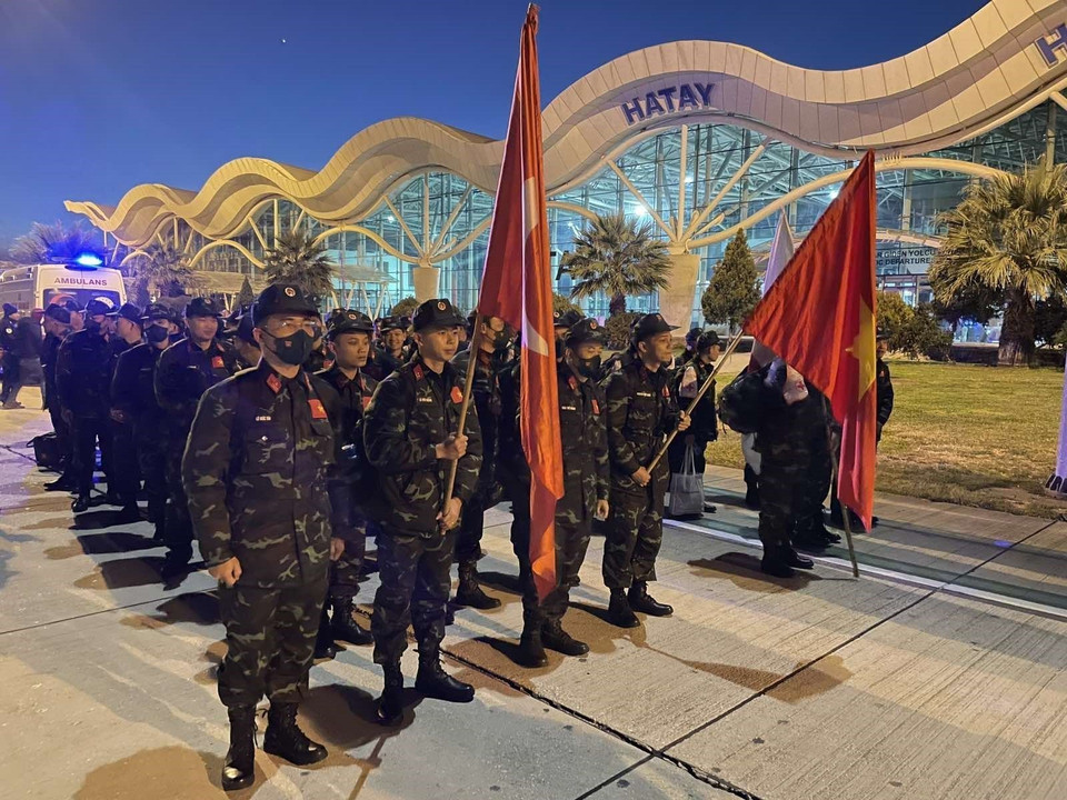越南人民军救援力量已抵达哈塔伊省，随时准备执行搜救任务。图自 越通社