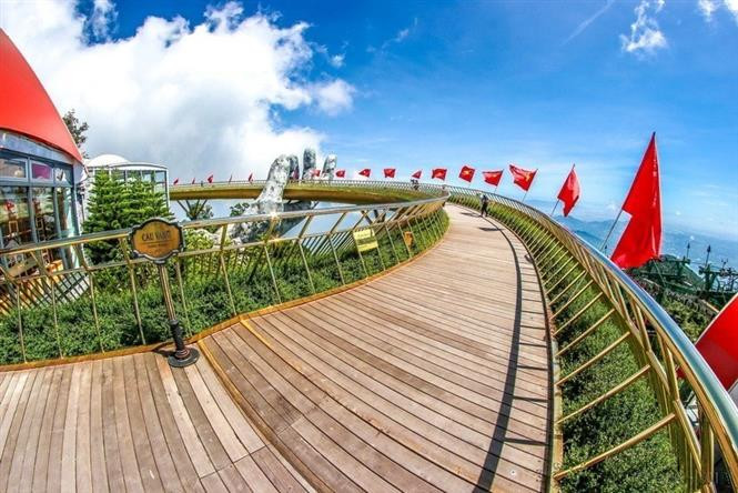 经过较长时间遭受新冠肺炎疫情影响而暂停营业之后，岘港市黄金桥已经重新恢复正常运营。图自越通社