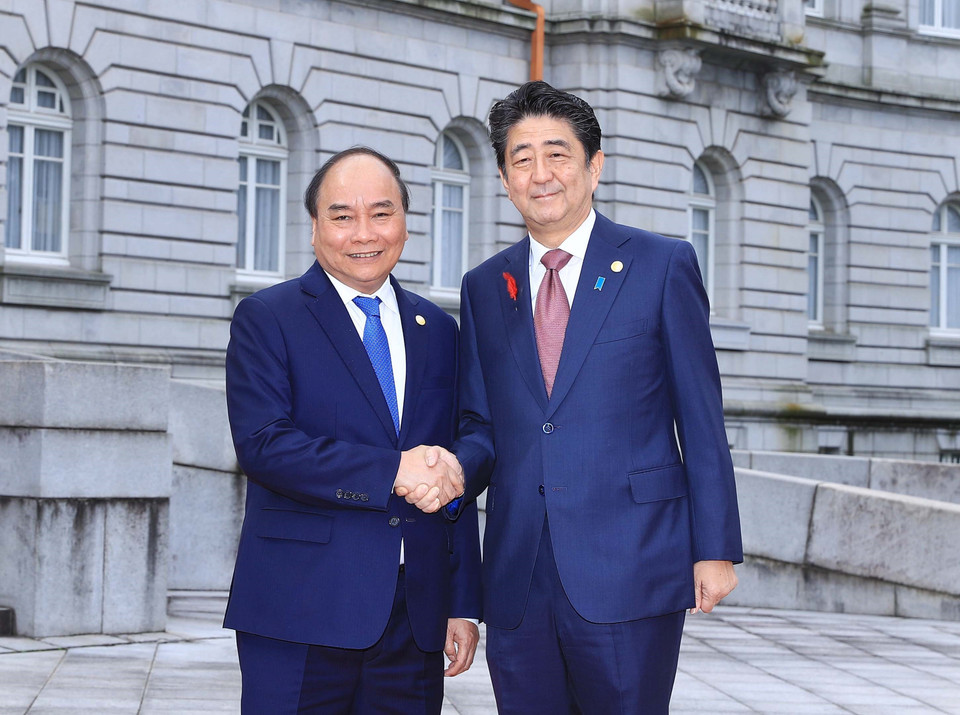 越南政府总理阮春福和日本首相安倍晋三握手。越通社记者 统一 摄