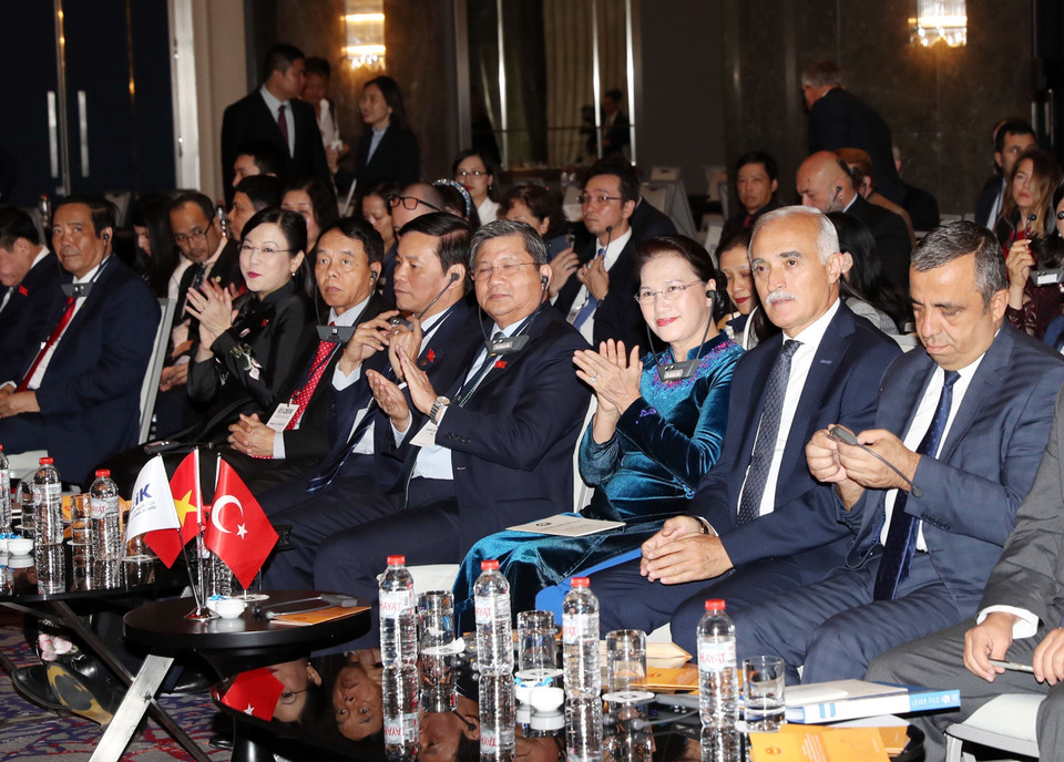 阮氏金银与纳伊尔出席“越南-土耳其经商机会”论坛。越通社记者 仲德 摄