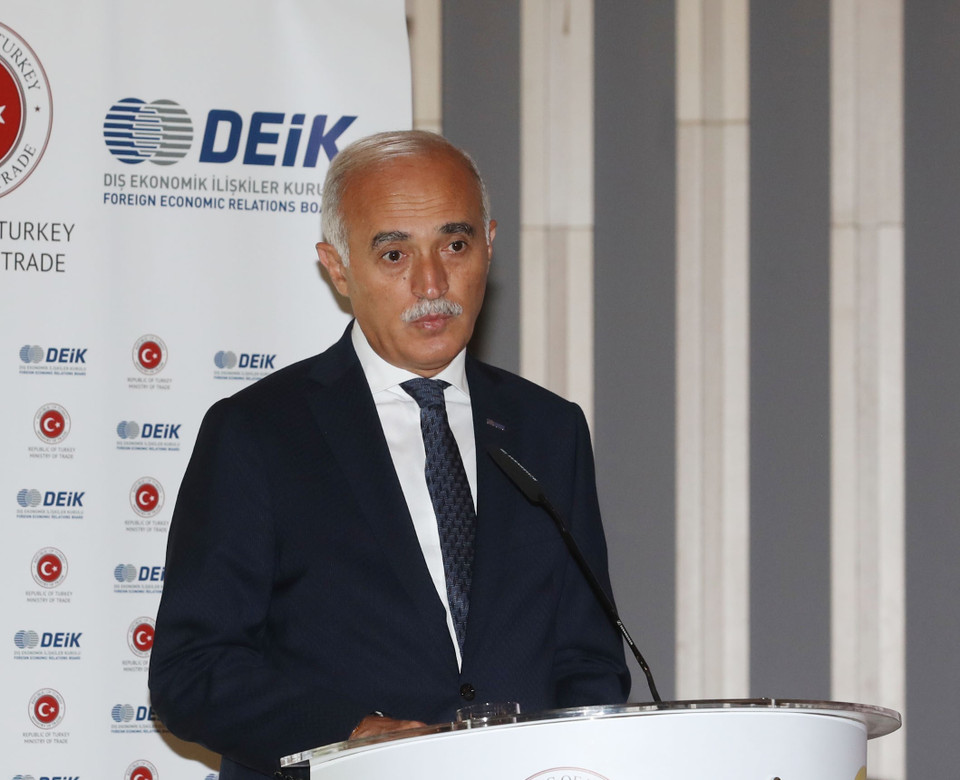土耳其对外经济关系委员会主席纳伊尔在论坛上发表讲话。图自越通社
