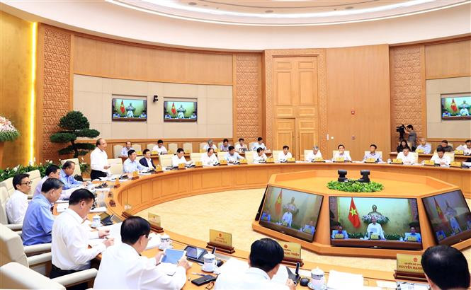 10月1日上午，越南政府总理阮春福在政府总部主持召开政府2018年9月例行会议。越通社记者统一 摄