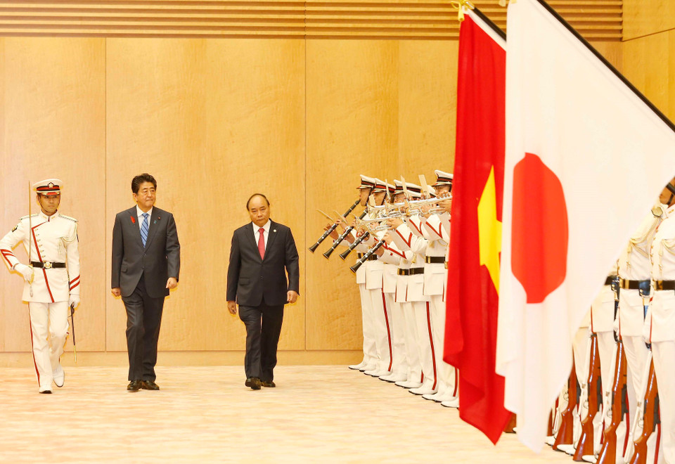 阮春福总理与日本首相安倍晋三检阅仪仗队。图自越通社