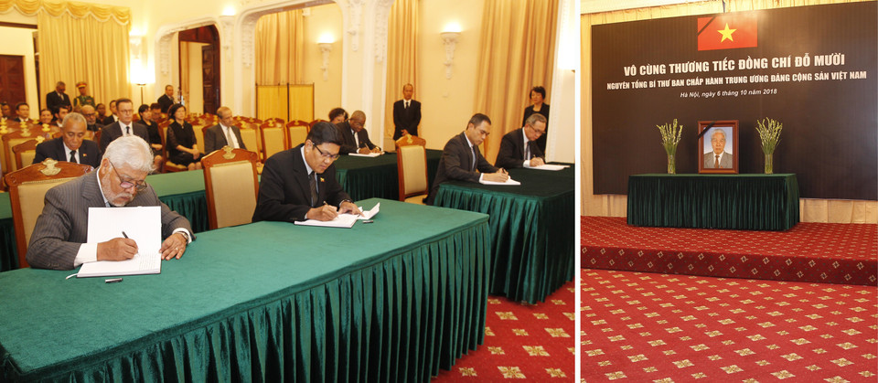  联合国常驻越南协调员卡玛勒·马特拉（Kamal Malhotra）在吊唁簿留言。图自越通社 巴勒斯坦驻越南大使萨阿迪萨拉马（Saadi Salama）在吊唁簿留言。