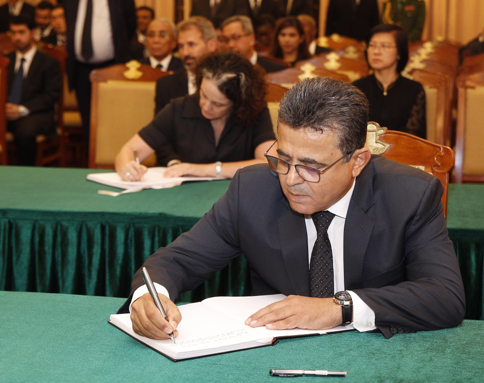  巴勒斯坦驻越南大使萨阿迪萨拉马（Saadi Salama）在吊唁簿留言。图自越通社