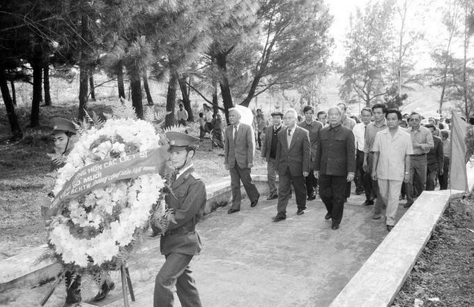 越共中央总书记杜梅1993年3月5日前往广治省长山国家烈士陵园，向英雄烈士们敬献花圈。越通社记者 春林 摄