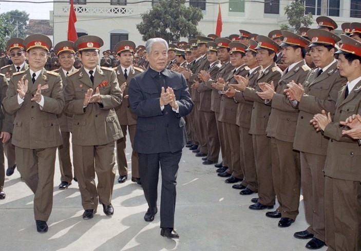 越共中央总书记杜梅1997年12月21日走访国防学院。越通社记者 春林 摄