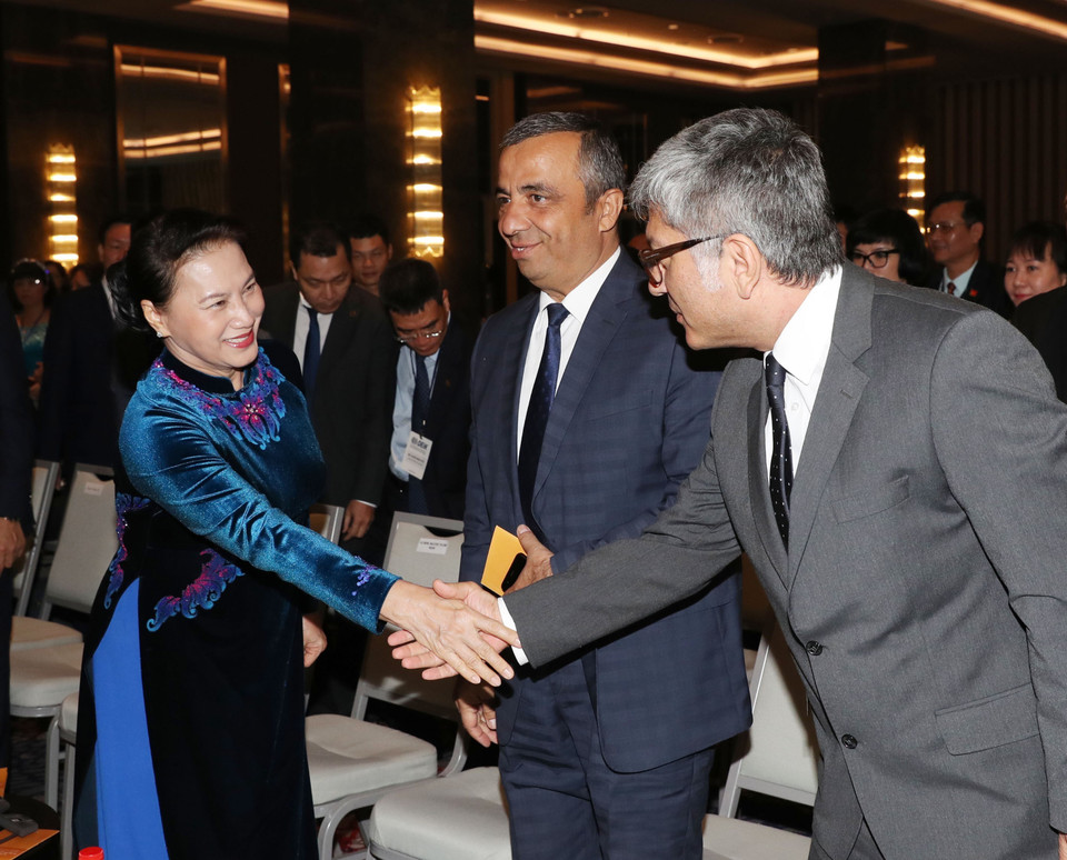 阮氏金银同与会代表亲切握手。越通社记者 仲德 摄