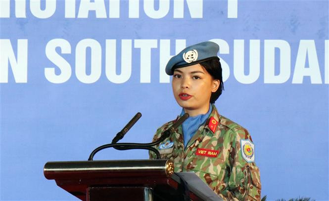 沙明玉少尉在出征仪式上发言。越通社记者春区 摄