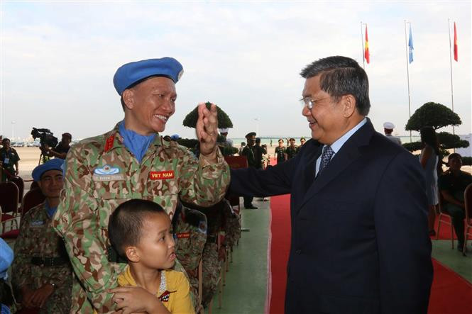 国会对外委员会主任阮文晓与野战医院成员交谈。越通社记者春区 摄