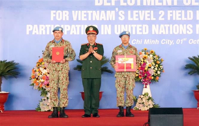 越南国防部副部长阮志咏野战医院医务人员授予决定书。越通社记者春区 摄