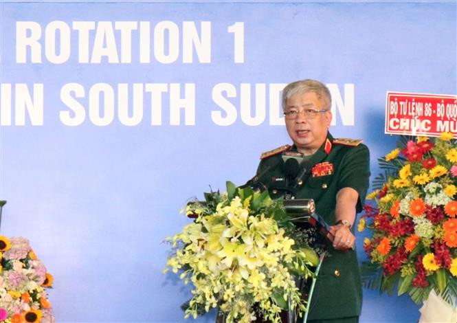 越南国防部副部长阮志咏在出征仪式上发言。越通社记者春区 摄