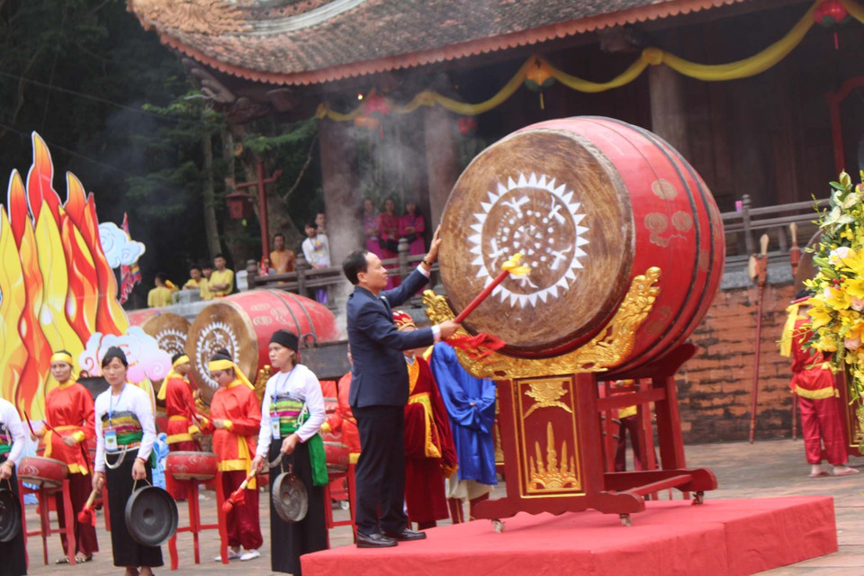 清化省委书记郑文战打鼓正式开庙 图自越通社