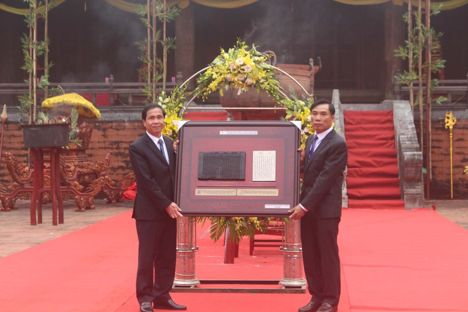 国家文书与档案局领导向清化省赠送“李太祖皇帝身世和事业的木板” 图自越通社