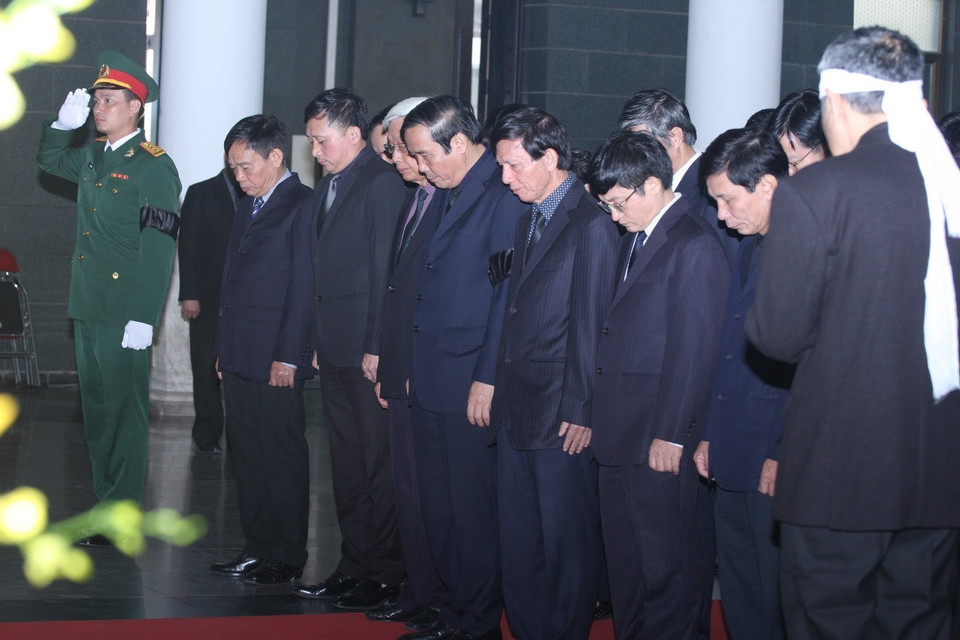 越共中央组织部代表团前来与杜梅同志遗体告别。（图片来源：越通社）
