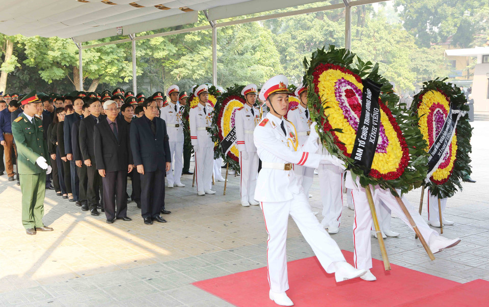 越共中央组织部代表团前来与杜梅同志遗体告别。（图片来源：越通社）