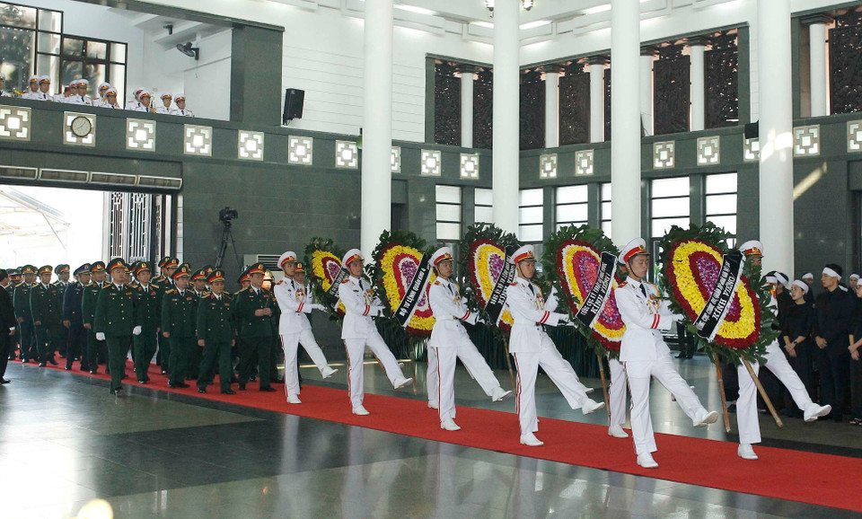 ##s###越南人民军总参谋部、总政治局、各总局和军区等代表团前来与杜梅同志遗体告别。（图片来源：越通社）