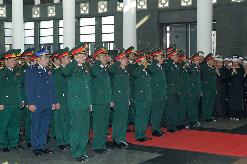 越南人民军总参谋部、政治总局、各总局和军区等代表团前来与杜梅同志遗体告别。（图片来源：越通社）