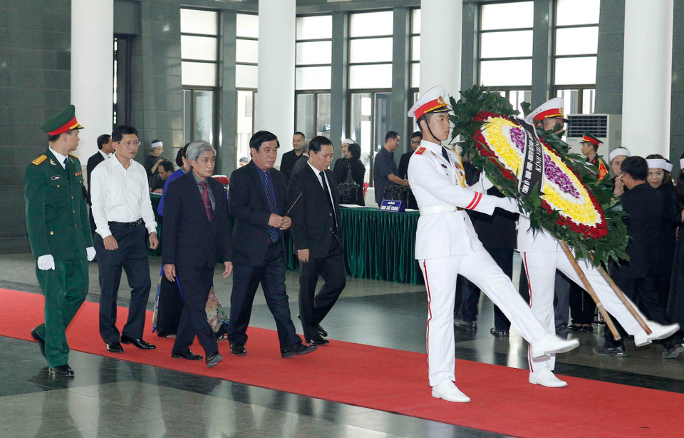 平定省代表团前来吊唁杜梅同志。图自越通社