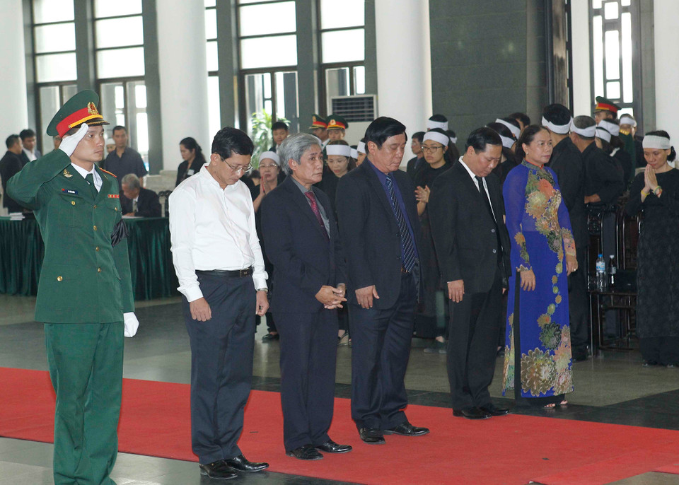 平定省代表团前来吊唁杜梅同志。图自越通社