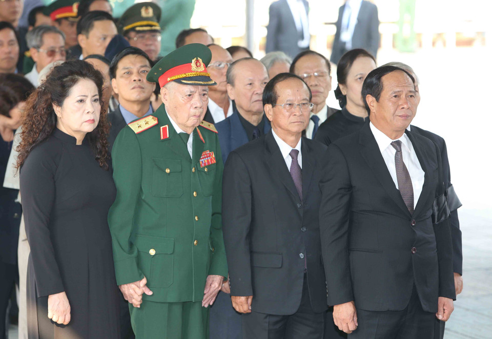 海防市代表团前来与杜梅同志遗体告别。（图片来源：越通社）