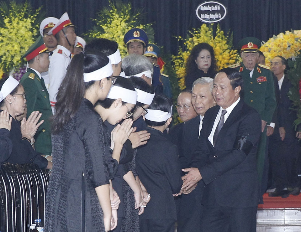 海防市代表团前来与杜梅同志遗体告别。（图片来源：越通社）