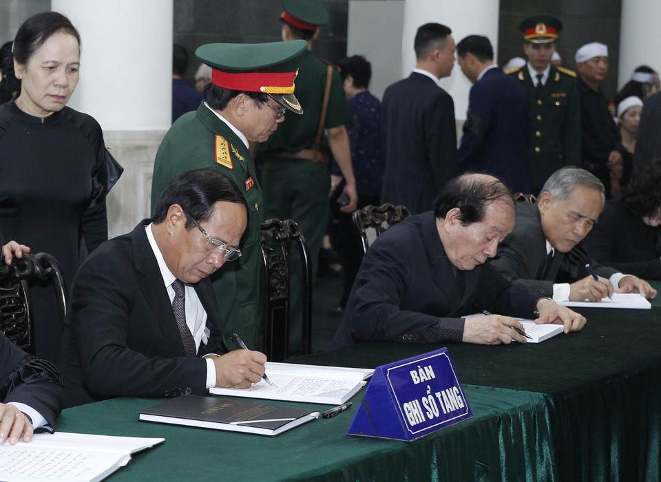 海防市市委书记黎文成在吊唁簿上留言。（图片来源：越通社）