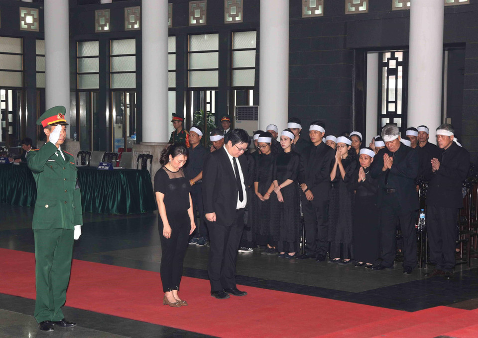  日本共产党代表进行吊唁。图自越通社