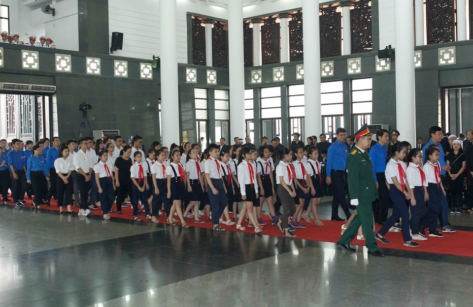 胡志明共青团代表团与杜梅同志遗体告别。图自越通社