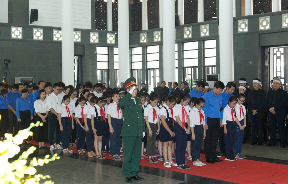 胡志明共青团代表团与杜梅同志遗体告别。图自越通社